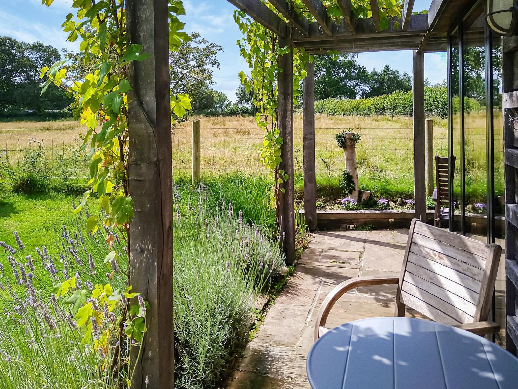 Wrens Nest Villa Chippenham  Exterior foto